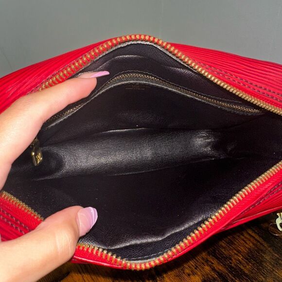 Louis Vuitton Vintage Trocadero 24 Red Epi Leather Crossbody Bag - Picture 3 of 16